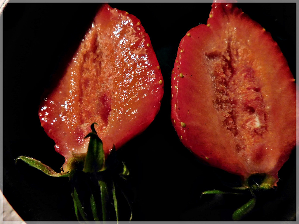 Pour la réponse à la devinette : Photo d'une fraise coupée en deux . Bonne dégustation ............