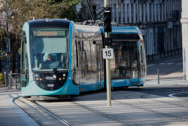 BESANCON: Arrivé du tramway sur le pont de la république.