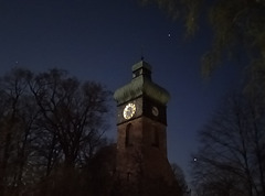 Kirchturm im Mondschein
