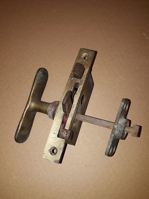 F37 - Door lock & handle