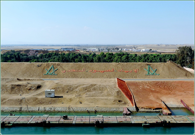 Canale di Suez : il lato ovest con un doppio argine di sabbia dragata dal canale - il  canale era profondo 20 mt. oggi 25