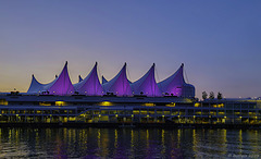 abends ... Blick vom SeaBus Terminal zum Canada Place ... pls. press „Z“ for view on black background (© Buelipix)