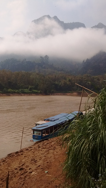 Montagnes nuageuses ou nuages montagneux..... (Laos)