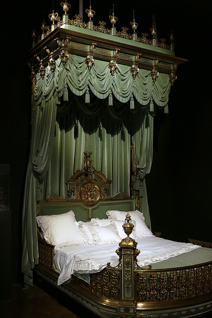 Lit de parade de Valtesse de la Bigne . Bâti en bois , bronze , velours de soie vert . Musée des Arts décoratifs . Lit de parade de Valtesse de la Bigne . Bâti en bois , bronze , velours de soie vert . Musée des Arts décoratifs .