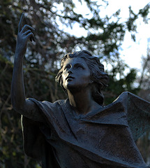 Cimetière de Montmartre , ange qui montre le ciel
