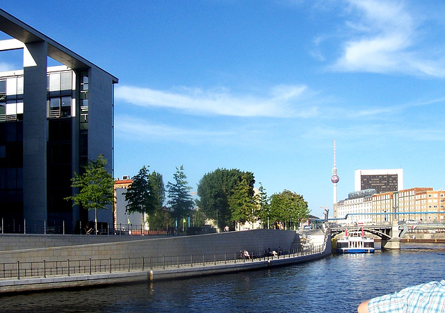 DE - Berlin - Vorbeifahrt an der Kanzlerresidenz