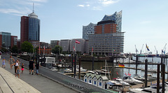 Ein kommen und gehen an einem Sommertag in Hamburg am Wasser