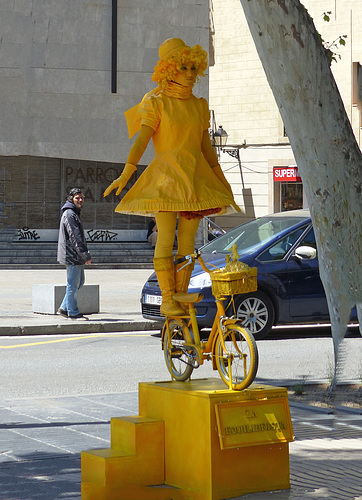 Frau in Gelb
