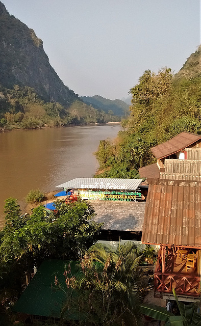 Toitures laotiennes / Laotian roofs