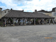 la halle de MONPAZIER la halle de MONPAZIER