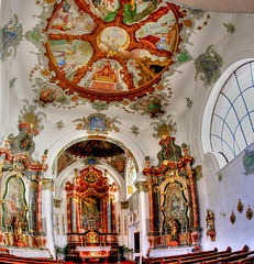 Heilig Geist Spital Kirche in Füssen. Altar mit Seitenaltären.  ©UdoSm
