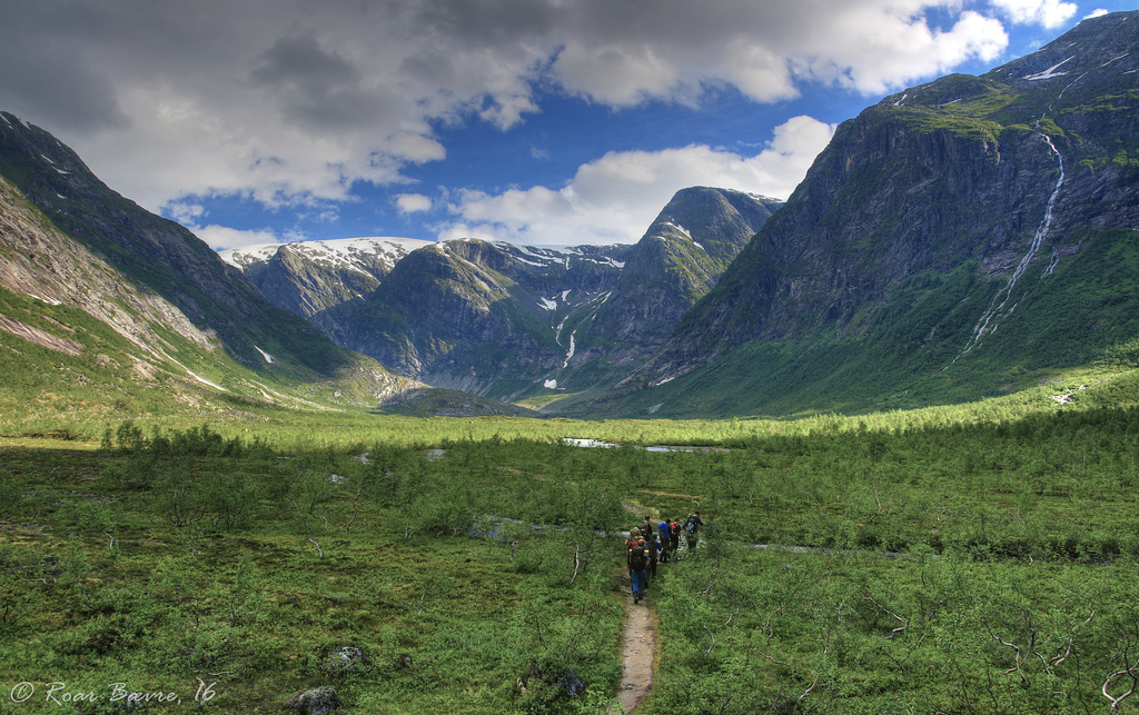 Austerdalen, walking to the glacier.