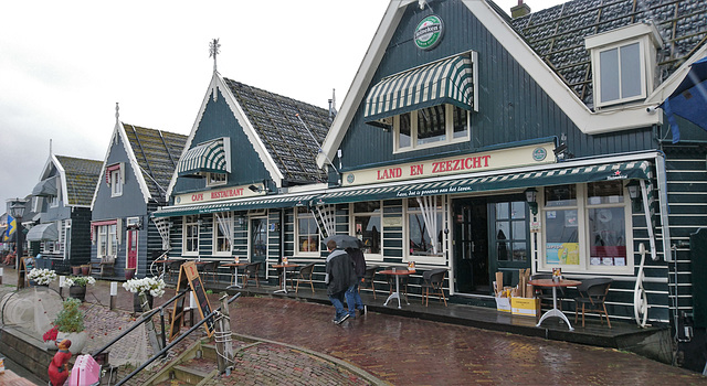 Touristenläden am Hafen Marken