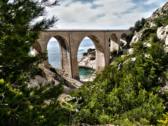 Le viaduc ferroviaire de la calanque du Jonquier (Rove - 13)