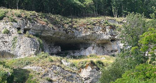 Vestiges d'habitats troglodithes aux Eysies (24)