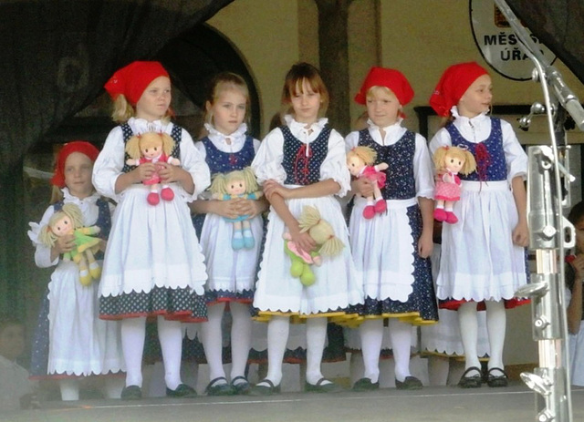 Knabinetoj el la folklora ensemblo Úsviťáček el České Budějovice
