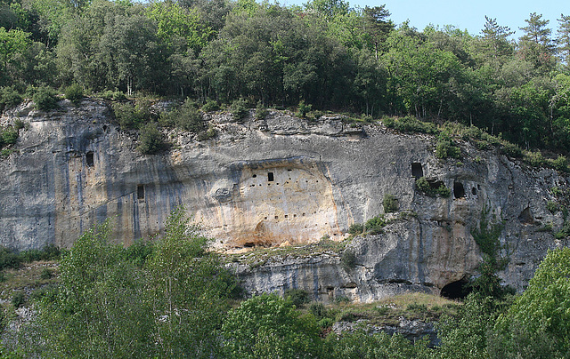 Vestiges d'habitats troglodithes dans la falaise aux Eysies