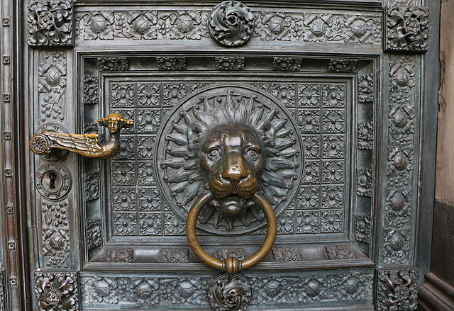 Heurtoir en bronze sous la forme d'un lion .