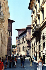 In der Via della Terme in Siena ( 2004 )