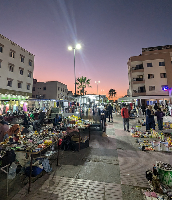 Le marche de soir sous les rayons lampadairiens