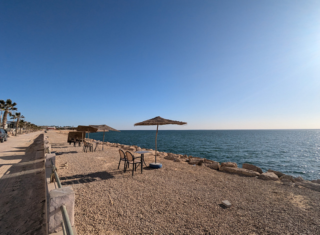Chaises et parasols / Chairs and beach umbrellas