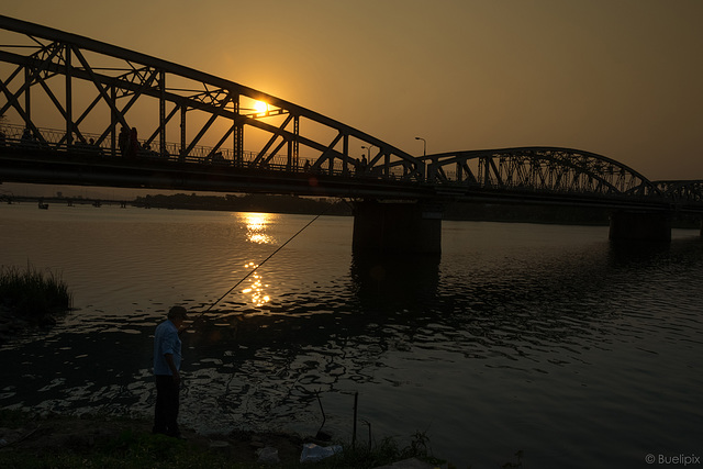 abends am Parfümfluss in Huế  (© Buelipix)