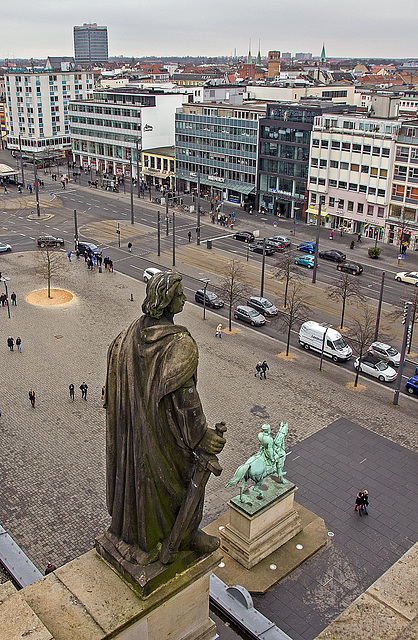 Herzog Otto das Kind und Reiterstandbild Herzog Friedrich Wilhelms Herzog Otto das Kind und Reiterstandbild Herzog Friedrich Wilhelms