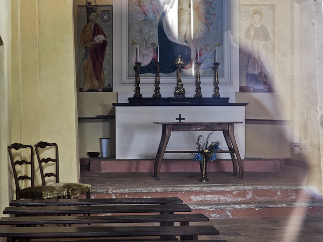 The Church of San Barnaba, Pollone (BI) - The interior "stolen" by a window, with reflections and therefore to be taken as it is, because it is difficult to obtain more in such conditions