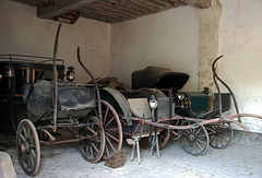 Calèches anciennes chez un  passionné .