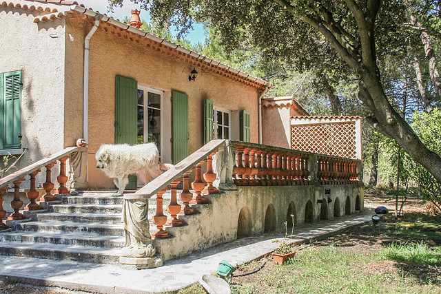 Maison provencale - Une rambarde à balustres et mur de clautras - HFF !