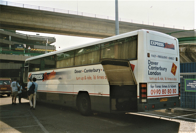 Stagecoach South (East Kent) (National Express contractor) 8913 (M913 WJK) at the Port of Dover – 11 Aug 1998 (401-10)