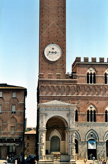 Turm und Eingang zum Palazzo Pubblico (Palazzo Comunale) in Siena ( 2004 )