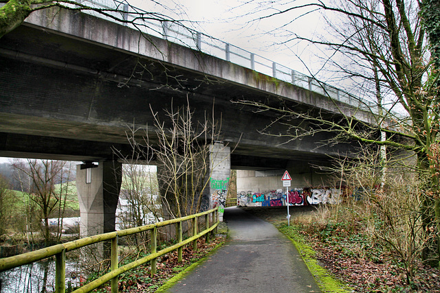 Autobahnbrücke Waldbach über dem Panoramaradweg (Wülfrath) / 15.01.2022