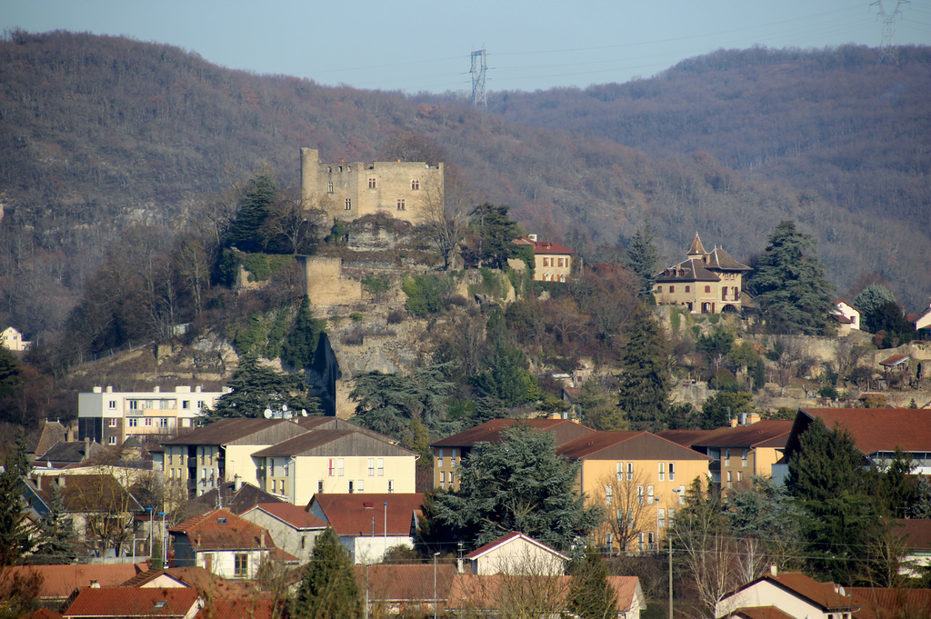 Crémieu (38) 6 janvier 2017. Vue depuis Villemoirieu. Le château delphinal