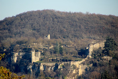 Crémieu (38) 6 janvier 2017. La colline Saint-Hippolyte et ses fortifications.