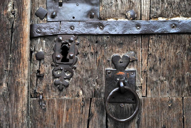 Détail de la porte de la basilique d'Orcival