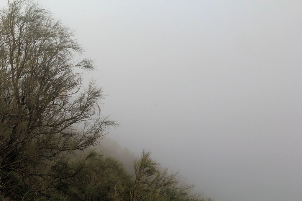 Im Wolkenschleier unsichtbar, die Bucht von Neapel