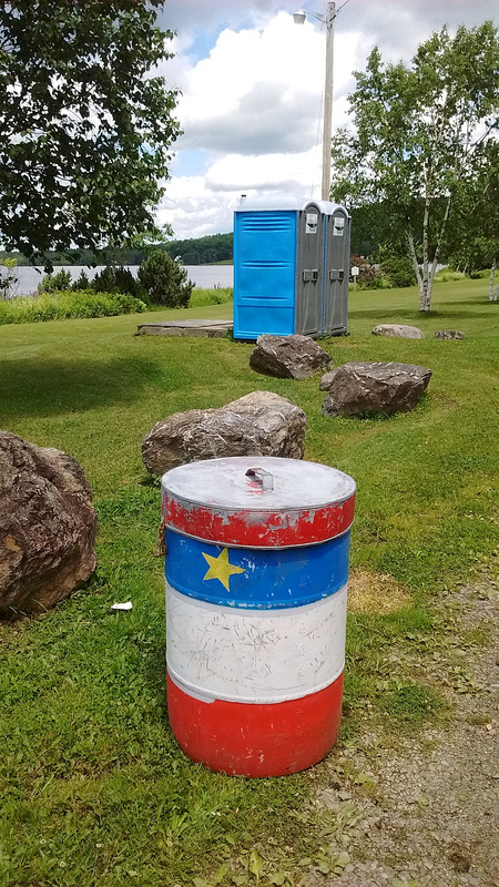 Poubelle étoilée et WC / Basura estrellada y baño