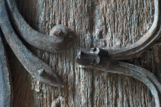 Ferrures de la porte de la basilique d'Orcival