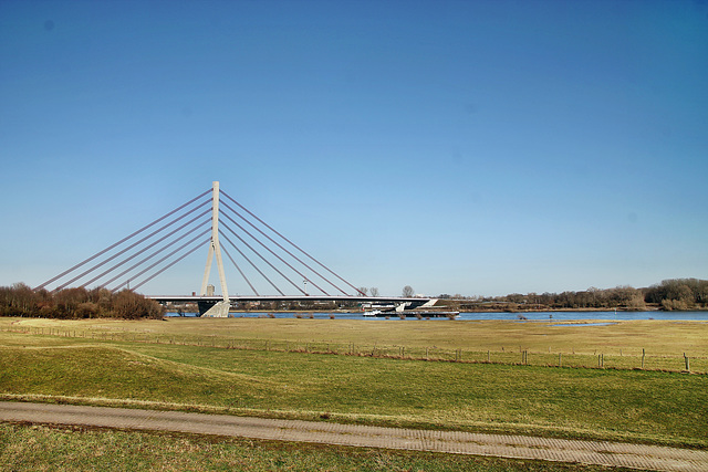 Blick zur Weseler Rheinbrücke / 21.02.2021