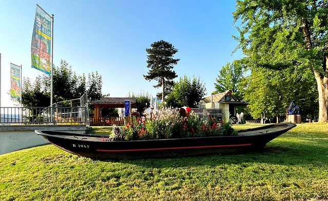 DE - Bad Breisig - Boot mit Blumen vor Biergarten