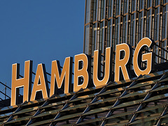 Leuchtreklame eines Hotels am Hafen - Hamburg