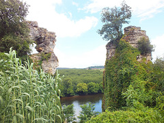 Rochers en bord de Dordogne prés du village de Montfort (Périgord noir)