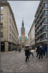 Rathausturm in der Häuserschlucht Rathausturm in der Häuserschlucht