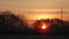 Sonnenaufgang hinter Strommasten