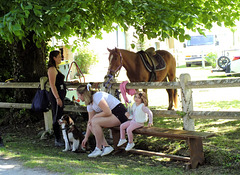 Sous les ombrages (fête du printemps de Queyssac, Dordogne)