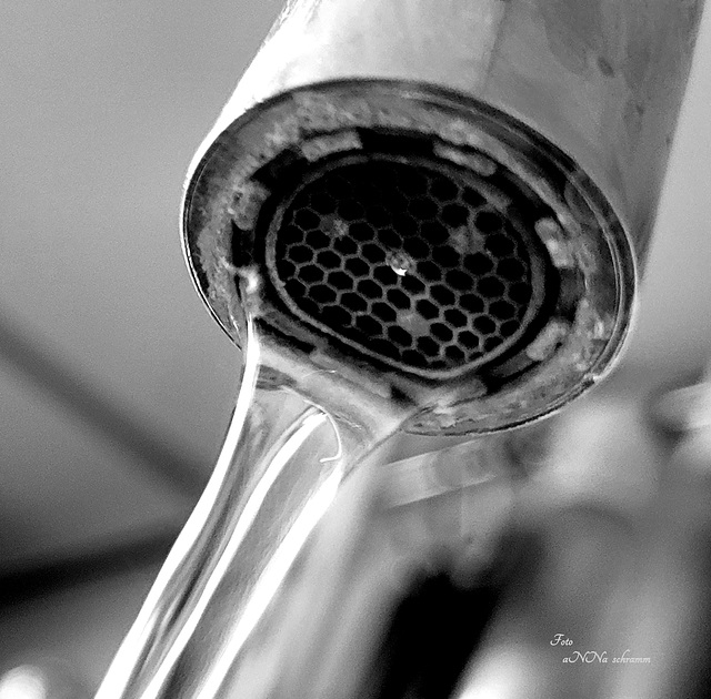 Wasserhahn mit Wasser
