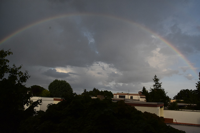 Gewitterwolken mit Regenbogen