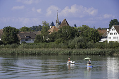 Blick vom See zur Ortschaft Greifensee (© Buelipix)