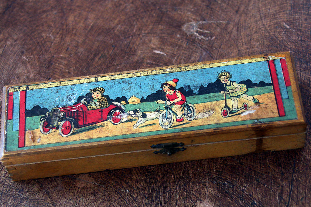 Coffret plumier que les anciens ont bien connu .